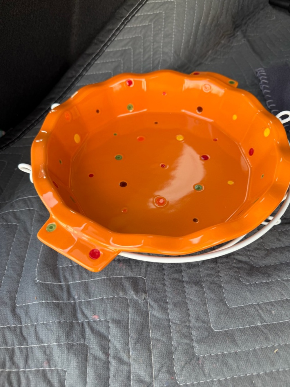 Temp-Tations Orange Ceramic pie Plate with White Metal Carry Basket
